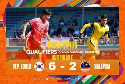 Ubaidullah (kanan) dilayangkan kad merah selepas menerima kad kuning kedua pada aksi skuad negara menentang Korea Selatan dalam saingan kelayakan Piala Asia B-20 di Mongolia pada Ahad. - Foto FB FAM.
