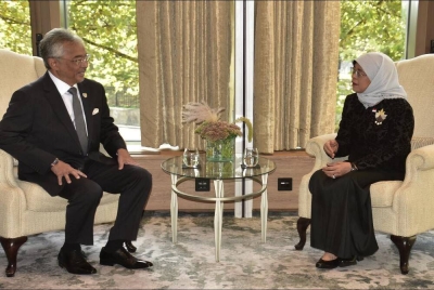 Al-Sultan Abdullah berkenan menerima menghadap Halimah di Hotel InterContinental Park Lane, London, United Kingdom hari ini. - Foto Facebook Istana Negara.