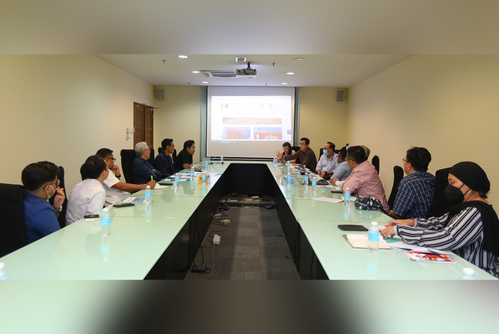 Antara wakil media dan firma penyelidikan yang hadir dalam pertemuan baru-baru ini bagi membincangkan pelaksanaan kaji selidik Suara Rakyat Malaysia Menuju PRU15.