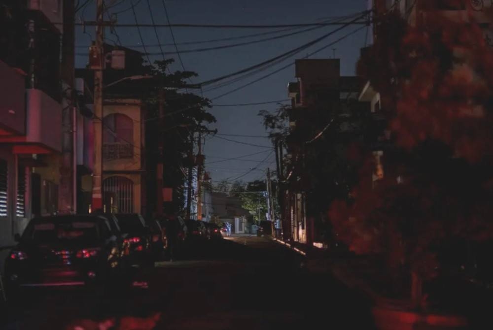Taufan Fiona menyebabkan bekalan elektrik di Puerto Rico terputus pada Ahad. - Foto AFP