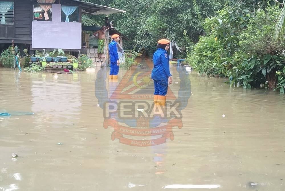 Pemantauan dilakukan anggota APM di kawasan terjejas banjir di Bagan Serai pada Ahad. - Foto ihsan APM