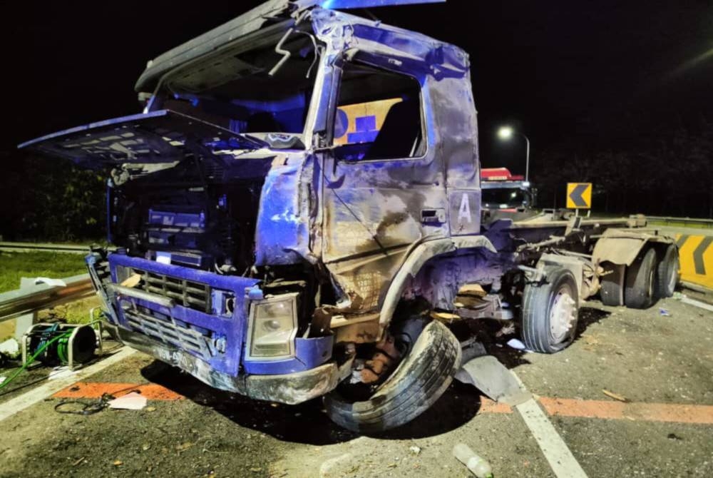 Keadaan lori yang dipandu mangsa selepas terbabas di KM257, Lebuh Raya Utara-Selatan di Kuala Kangsar. - Foto ihsan Bomba Perak
