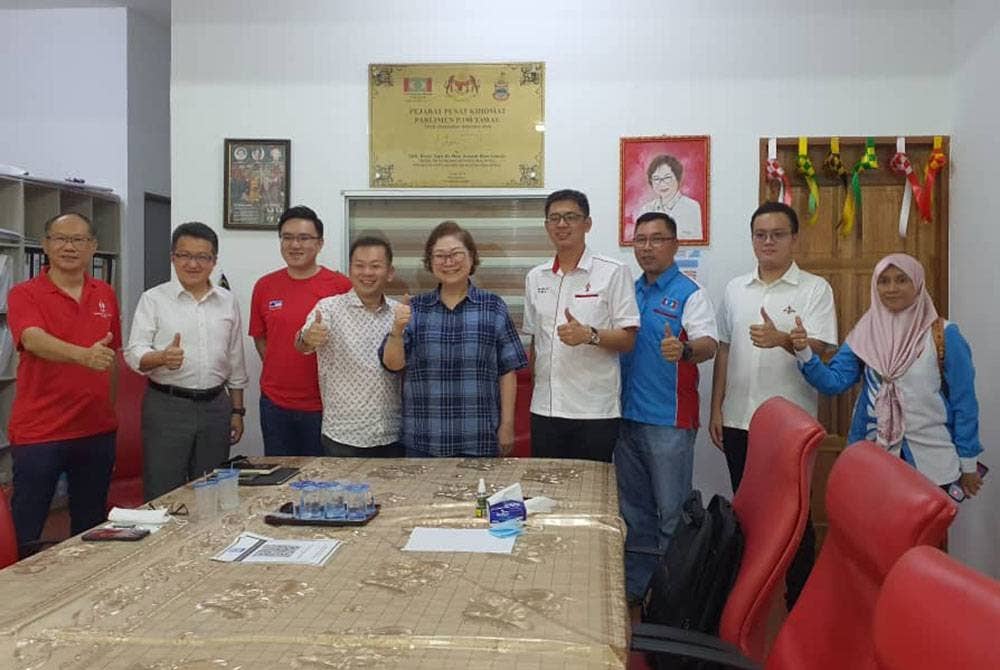 Chin Tong (dua dari kiri) bersama Christina (tengah) dan Foong Hin (empat dari kiri) dalam satu pertemuan di Pusat Khidmat Rakyat Parlimen Tawau.