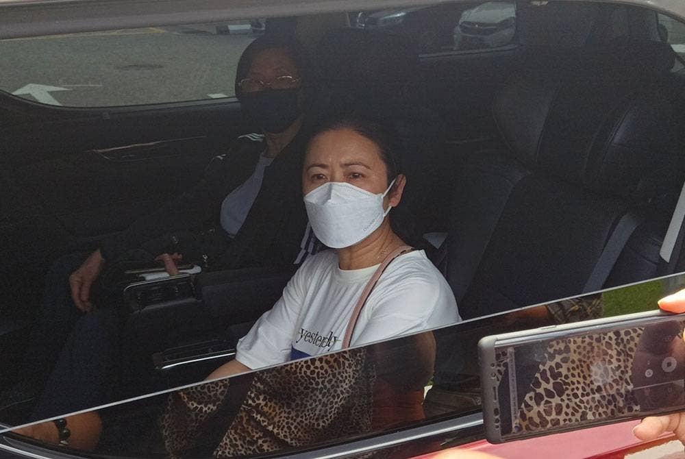 Isteri mendiang dikenali sebagai Leung ditemui media di pekarangan Jabatan Forensik, HRPB Ipoh.