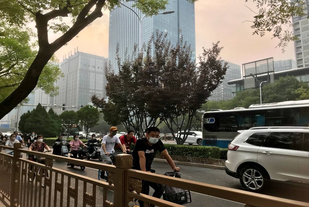 Penduduk China menggunakan basikal untuk ke tempat kerja, berjalan-jalan atau pun untuk ke destinasi akhir selepas menggunakan keretapi bawah tanah.
Sejak beberapa tahun lepas, China dilihat begitu serius dalam menggalakkan semula rakyatnya menggunakan basikal, misalnya apabila banyak bandar telah mula membangunkan rancangan berbasikal dan membina infrastruktur berbasikal.