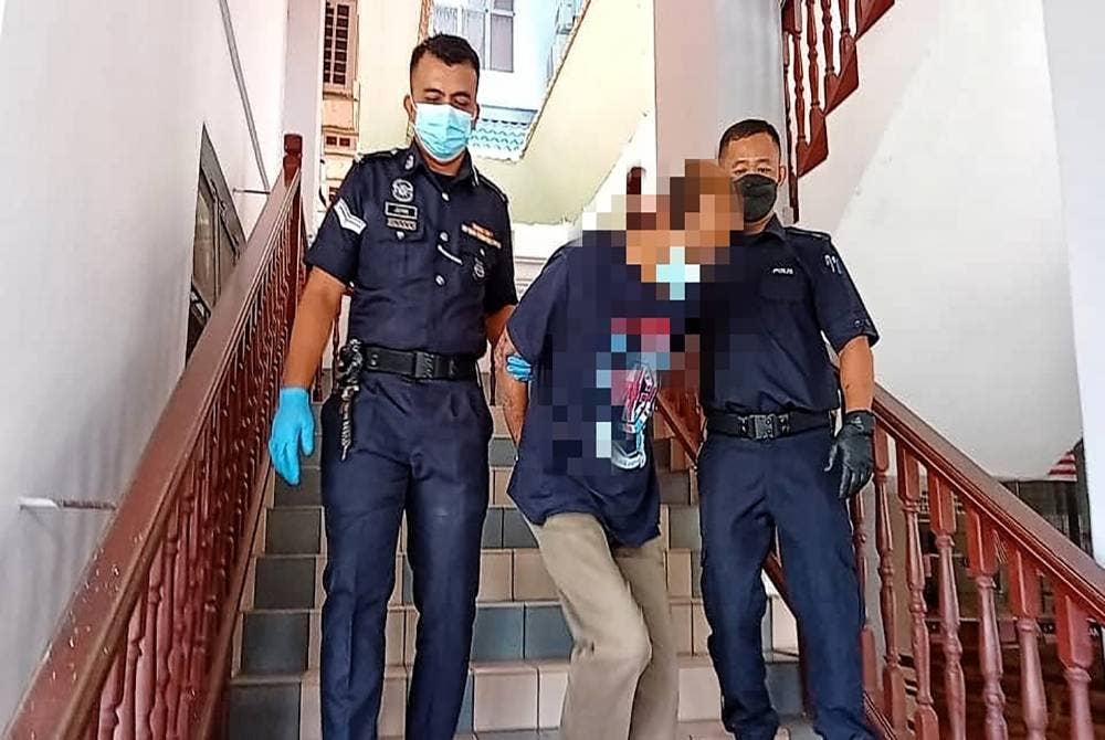 Tertuduh (dua,kiri) ketika di bawa keluar dari Mahkamah Sesyen di sini, pada Isnin.