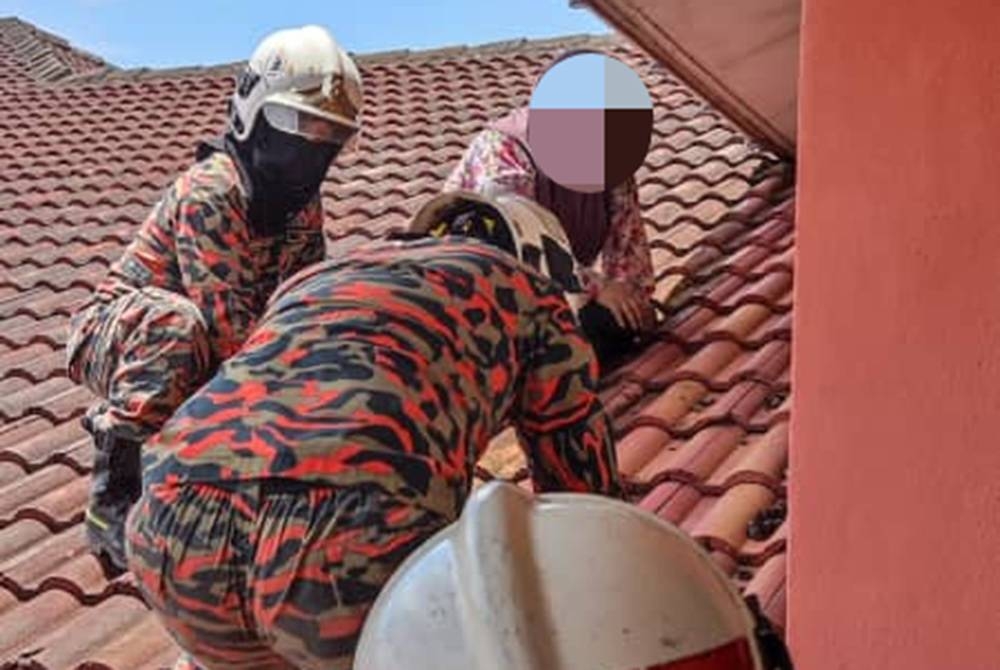 Anggota bomba memujuk dan menenangkan seorang pelajar yang dipercayai mengalami kemurungan di sebuah sekolah di daerah ini pada Isnin. Foto: Ihsan JBPM Kedah