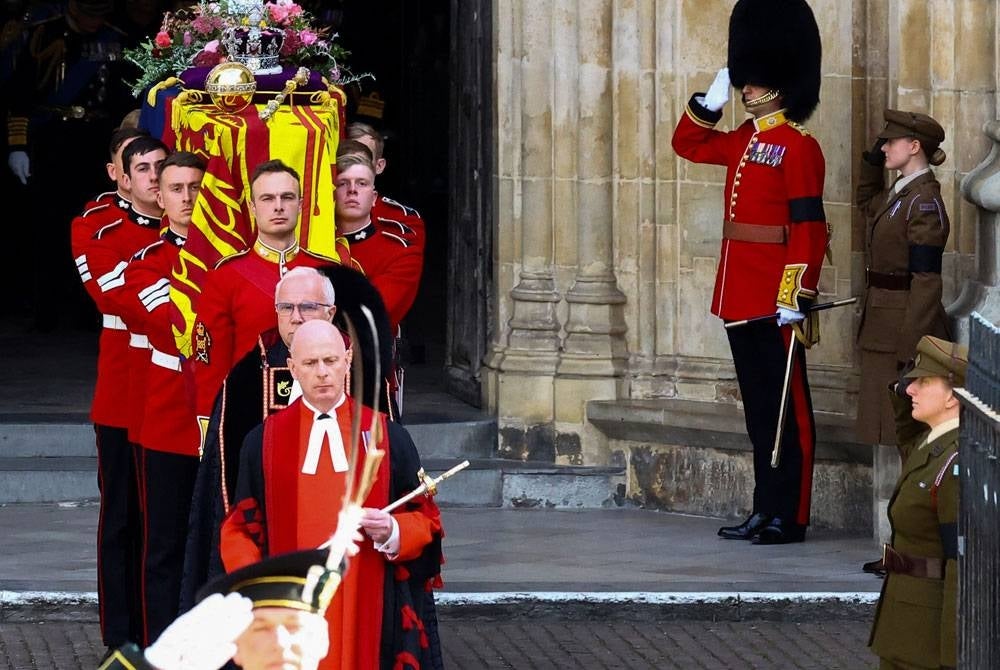 Keranda Ratu Elizabeth II dibawa keluar dari Westminster Abbey di London semasa majlis persemadian negara. - AFP