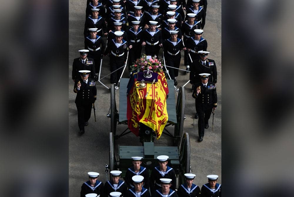 Tentera Laut Diraja Britain mengiringi keranda Ratu Elizabeth II ke Wellington Arch di London. - AFP