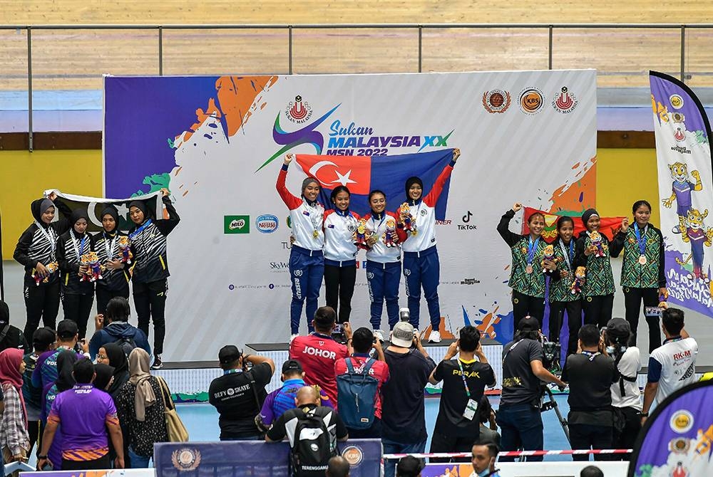 Pelumba berbasikal trek wanita berpasukan Johor bersama pingat emas diraih dalam acara team pursuit akhir Sukma MSN 2022 di Velodrom Nasional, Nilai pada Isnin.