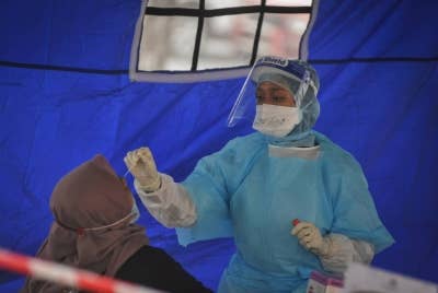 Sebanyak 1,630 kes baharu Covid-19 direkodkan pada Ahad dengan sembilan daripadanya merupakan kes import. - Gambar Bernama