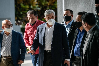 Ahmad Zahid (tengah) hadir di Kompleks Mahkamah Kuala Lumpur pada Isnin untuk perbicaraan membela diri atas 47 pertuduhan iaitu 12 pecah amanah, lapan rasuah dan 27 pertuduhan pengubahan wang haram, membabitkan puluhan juta ringgit dana milik Yayasan Akalbudi (YAB) berjumlah RM65 juta. - Foto Bernama