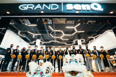President Senheng Electric (KL) Sdn Bhd, KC Lim (lapan dari kiri) dan Pengerusi Eksekutif Senheng Electric (KL) Sdn Bhd, KH Lim (tujuh dari kanan) bersama wakil beberapa jenama pada Majlis Pelancaran Grand senQ Cheras LeisureMall, Kuala Lumpur, baru-baru ini.