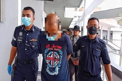 Lelaki berusia 56 tahun (dua,kanan) mengaku bersalah atas 28 pertuduhan merogol anak kandung di Mahkamah Sesyen di sini, pada Isnin.