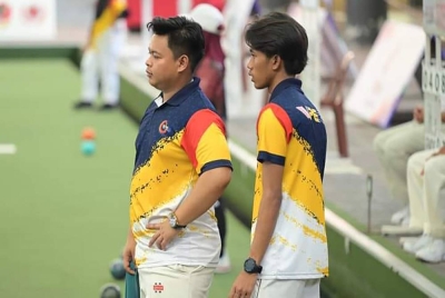 Muizzuddin (kanan) dan Huzaimi menyumbang pingat emas buat kontinjen Wilayah Persekutuan selepas mengungguli acara pairs lelaki boling padang Sukma MSN 2022. Foto FB Majlis Sukan Wilayah Persekutuan.