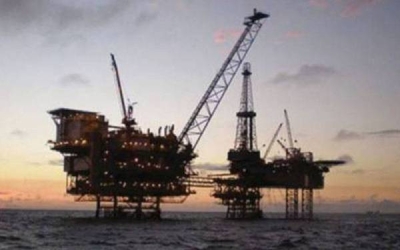 Harga minyak susut sedikit pada Isnin susulan permintaan yang lemah berpunca daripada kebimbangan mengenai kemelesetan ekonomi dunia, selain pengukuhan dolar AS yang menghalang pelabur berdagang dalam minyak yang berindekskan dolar AS. - Gambar hiasan