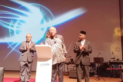 Mahdzir (tengah) menyempurnakan gimik pelancaran program UUM-PIBKS Membina Kesejahteraan Rakyat di sini pada Isnin.
