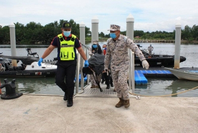 Anggota maritim dibantu polis mengangkat mayat seorang nelayan ditemukan tersangkut pada jaring dibawa ke Jeti Zon Maritim Batu Pahat, Batu Pahat, pada Isnin.
