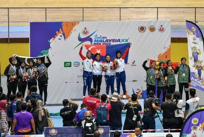 Pelumba berbasikal trek wanita berpasukan Johor bersama pingat emas diraih dalam acara team pursuit akhir Sukma MSN 2022 di Velodrom Nasional, Nilai pada Isnin.