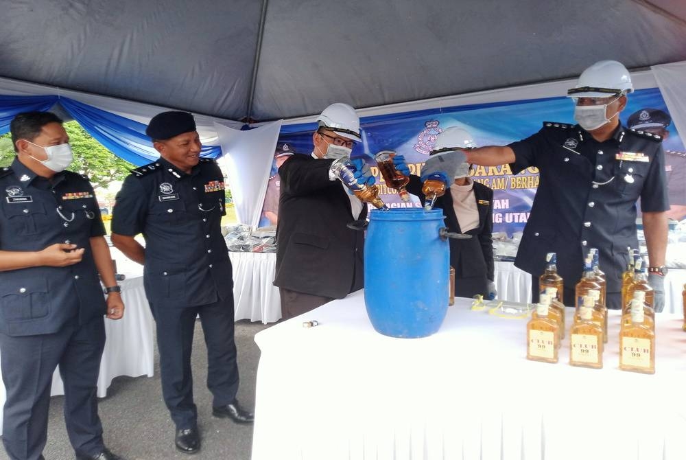 Ketua Polis Daerah Klang Utara Asisten Komisioner S Vijaya Rao (kanan) melakukan simbolik pelupusan dalam Majlis Pelupusan Barang Kes di Balai Polis Kapar di sini pada Rabu sambil disaksikan Ketua Jabatan Siasatan Jenayah (JSJ) Selangor Senior Asisten Komisioner Baharudin Mat Taib (dua, kiri).