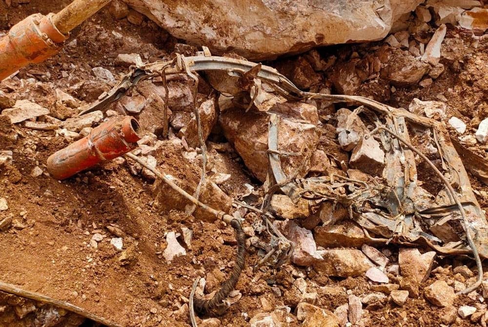 Bangkai jengkaut yang ditemukan di lokasi runtuhan batu di tapak kuari Keramat Pulai, Simpang Pulai. - Foto Bomba Perak