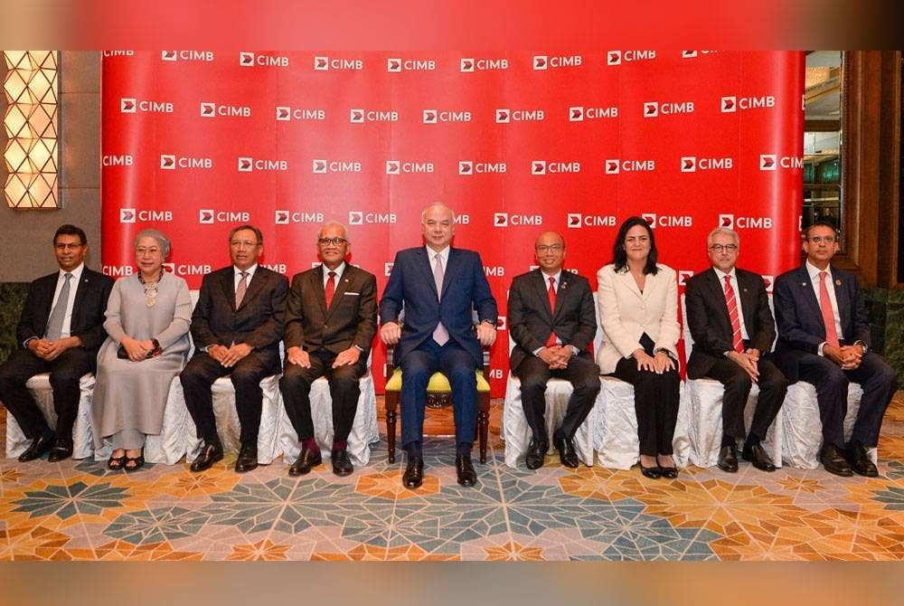 Barisan kepimpinan CIMB bergambar kenangan bersama Sultan Perak Darul Ridzuan, Sultan Nazrin Muizzuddin Shah (tengah) semasa upacara pembukaan sidang kemuncak perdana tahunan CIMB, 'The Cooler Earth Sustainability Summit' di Kuala Lumpur.
Description