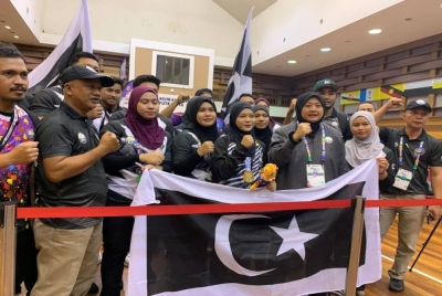 Nutul Afiqah (empat dari kanan) bergambar bersama kontinjen angkat berat Terengganu.