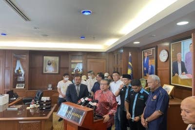 Abdul Latiff pada sidang akhbar di kementeriannya yang turut disertai keluarga mangsa sindiket penipuan kerja dan beberapa NGO di Putrajaya pada Selasa.