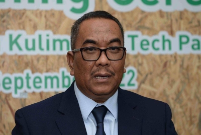 Menteri Besar Kedah Datuk Seri Muhammad Sanusi Md Nor mengadakan sidang media selepas Majlis Perasmian Kilang Molnlycke Eco Friendly Surgical Glove Plant di Kulim Hi Tech hari ini. - Foto Bernama,
