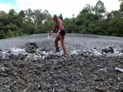 Anggota bomba dari BBP Lahad Datu meninjau lokasi kejadian gunung berapi lumpur yang meletus di Taman Hidupan Liar Tabin Lahad Datu.