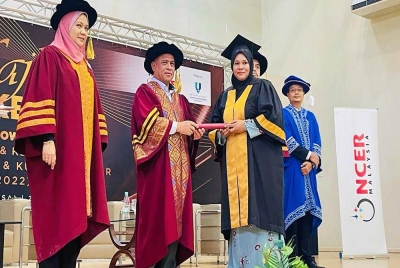 Saarani menyempurnakan penyampaian sijil sempena Majlis Konvokesyen EmpowerNCER-Latihan Kemahiran dan Keusahawanan Daerah Hulu Perak dan Kuala Kangsar pada Selasa.