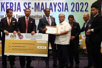Saravanan (tengah) menyampaikan Anugerah Tokoh Kesatuan Sekerja 2022 kepada Setiausaha Agung Kesatuan Pekerja-Pekerja Pengangkutan Tan Sri Zainal Rampak pada Majlis Perhimpunan Keluarga Kesatuan Sekerja Se-Malaysia 2022 di SACC pada Selasa. - Foto Bernama
Turut hadir Presiden Kesatuan Kakitangan Jabatan Kemajuan Masyarakat Semenanjung Malaysia (KESATERIA) Ramelan Ishak (dua, kiri). - Foto Bernama