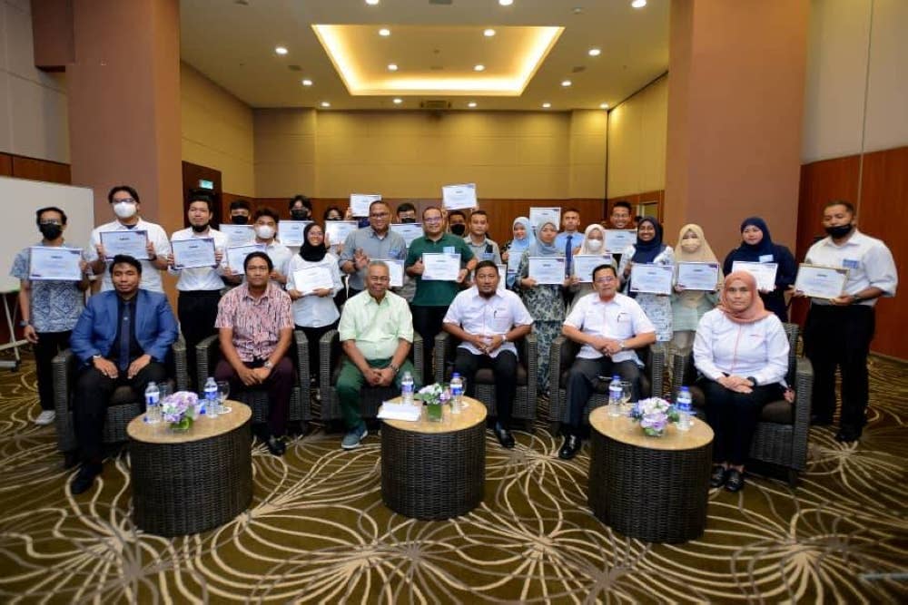Muhammad Fadzli (duduk, tiga dari kanan) dan Burhanuddin (duduk, tiga dari kiri) bergambar bersama penerima tajaan Yayasan Felda pada Program Mesra Siswa LCAA Kemasukan September 2022 pada Isnin. Turut hadir, Mohd Banuri (duduk, dua dari kanan).