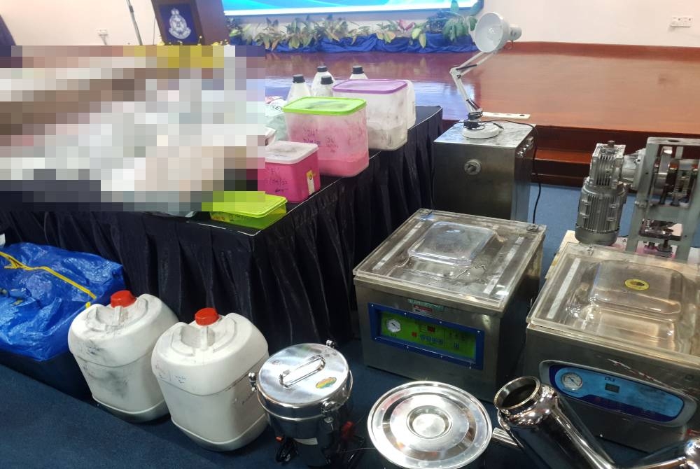 Antara peralatan dirampas dipercayai digunakan untuk memproses dadah.
