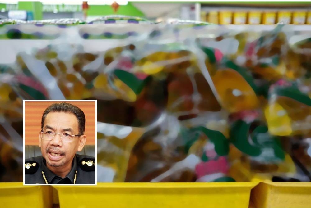 KPDNHEP bekerjasama dengan penyedia platform e-dagang bagi membanteras penjualan barang kawalan, khususnya minyak masak secara dalam talian - Foto Bernama. Gambar kecil: Azman