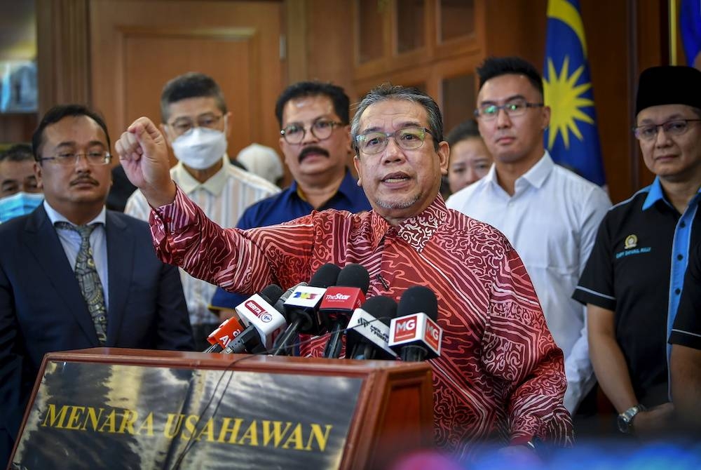 PUTRAJAYA, 20 Sept -- Menteri di Jabatan Perdana Menteri (Tugas-Tugas Khas) Datuk Dr Abd Latiff Ahmad semasa sidang media berkenaan isu sindiket penipuan kerja di luar negara melibatkan warganegara Malaysia di Menara Usahawan hari ini.
--fotoBERNAMA (2022) HAK CIPTA TERPELIHARA