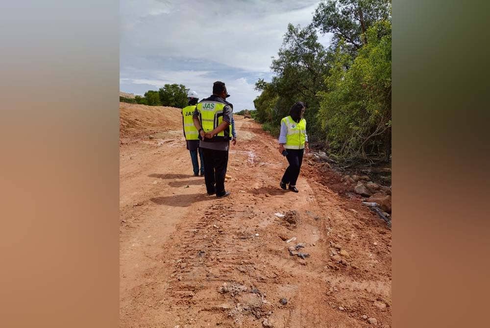Pegawai JAS melakukan siasatan di Tapak Pelupusan Sisa Pepejal (TPS) Pulau Burung.