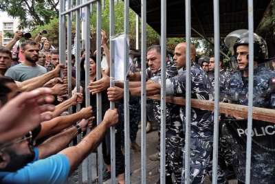 Penunjuk perasaan cuba merobohkan pagar di luar Istana Kehakiman ketika menyertai protes terbaharu menuntut pembebasan dua individu yang ditahan kerana terlibat ‘rompakan’ bank pada minggu lalu.