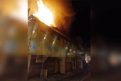 Dua unit rumah kedai lama di Jalan Dato Lee Fong Yee hangus dalam kebakaran pada awal pagi Rabu. Foto ihsan JBPM Negeri Sembilan.
