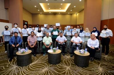 Muhammad Fadzli (duduk, tiga dari kanan) dan Burhanuddin (duduk, tiga dari kiri) bergambar bersama penerima tajaan Yayasan Felda pada Program Mesra Siswa LCAA Kemasukan September 2022 pada Isnin. Turut hadir, Mohd Banuri (duduk, dua dari kanan).