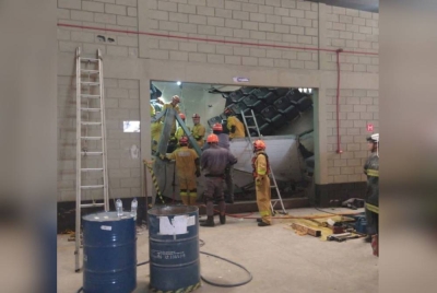 Sekurang-kurangnya sembilan orang terbunuh dan seramai 28 yang lain cedera pada Selasa apabila sebahagian daripada depoh kontena runtuh di Sao Paolo, Brazil. - Foto Reuters