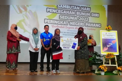 Dr Nor Azimi (dua dari kanan) menyampaikan hadiah pertandingan cipta kain rentang yang dimenangi Sekolah Menengah Kebangsaan Inderapura, Jerantut.