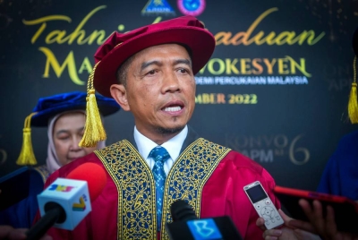 Mohd Nizom bercakap bercakap kepada pemberita selepas majlis Konvokesyen Akademi Percukaian Malaysia Keenam di Ibu Pejabat LHDN hari ini. - Foto Bernama