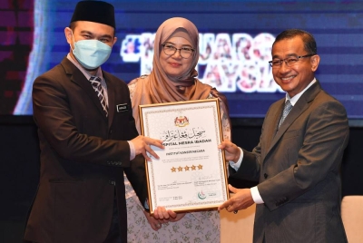 Dr Noor Azmi (kanan) menyampaikan sijil pengiktirafan Hospital Mesra Ibadah kepada Timbalan Pengarah (Pengurusan) Institut Kanser Negara, Amiruzie Ramli (kiri) selepas merasmikan Konvensyen Hospital Mesra Ibadah Peringkat Kebangsaan 2022 di Kompleks Islam Putrajaya hari ini. - Foto Bernama