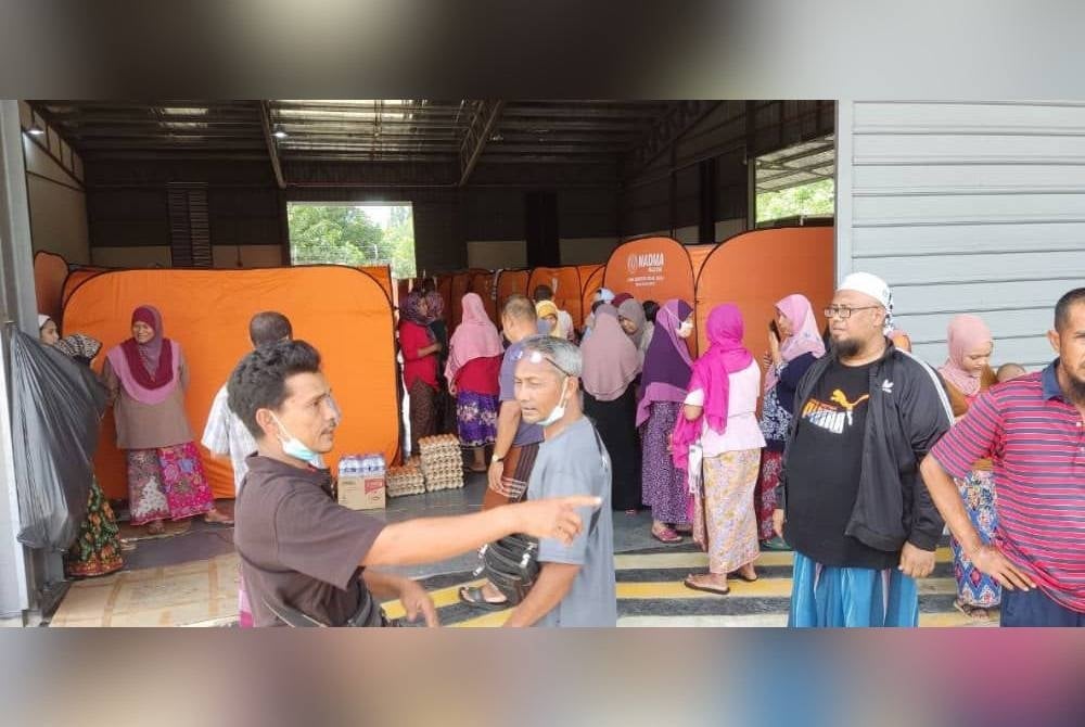 Suasana di PPS yang sibuk dengan mangsa dan perlu diuruskan oleh sukarelawan banjir pada pada tahun 2014.