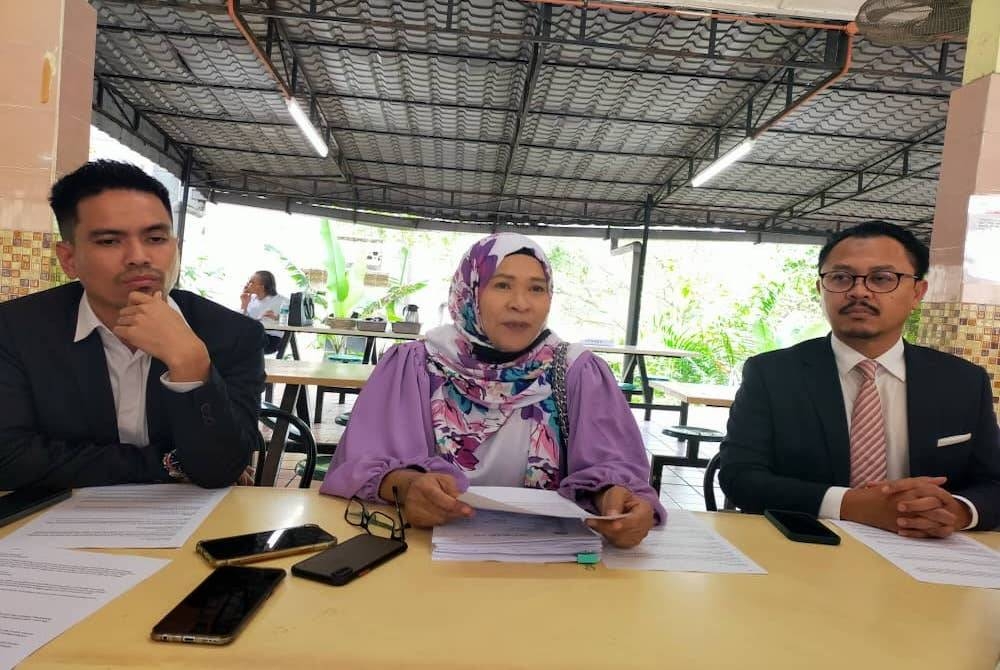 Dari kiri: Mahmud, Mona Din dan Pengerusi Sukarelawan Peguam (SukaGuam), Datuk Khairul Anwar Rahmat pada sidang akhbar mendedahkan kegiatan skim tawaran beli rumah RM10.