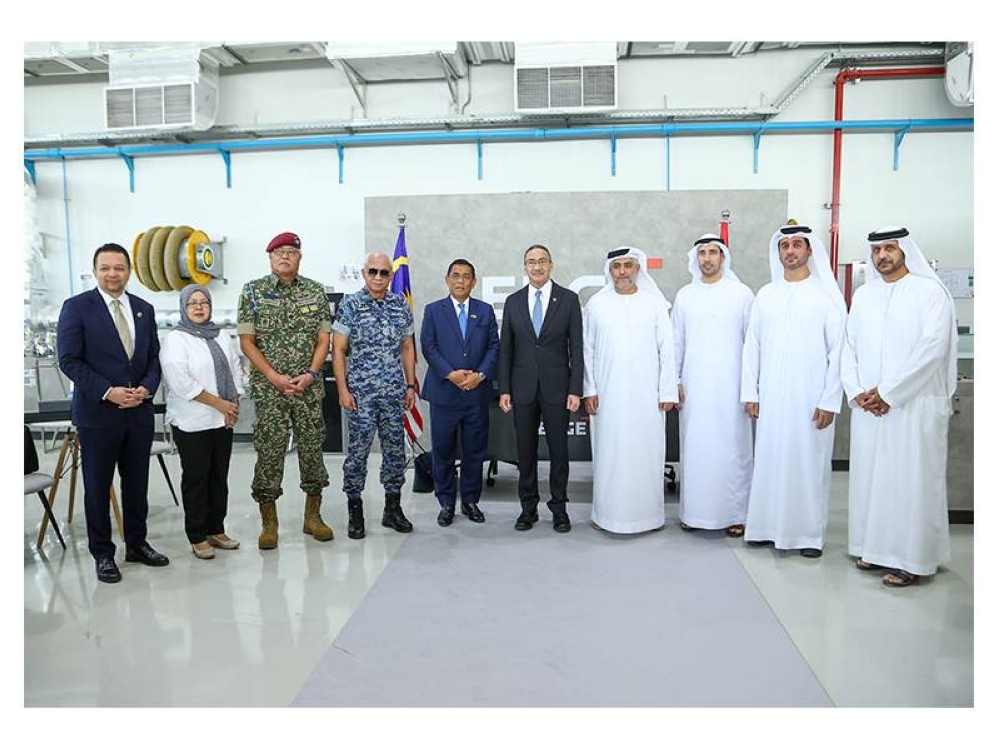 Hishammuddin dan delegasi Malaysia di ruang pameran EDGE Group ketika lawatan kerja di UAE.