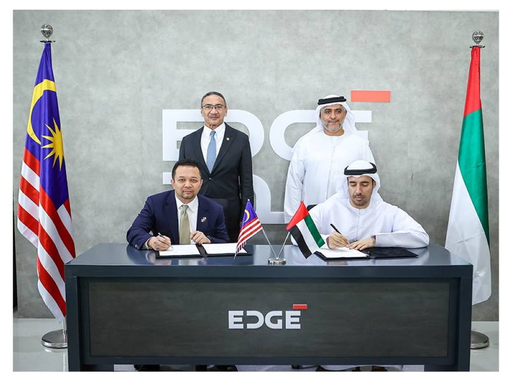 Hishammuddin menyaksikan majlis menandatangani MoU dengan EDGE Group sebagai bukti komitmen kedua-dua negara terhadap industri pertahanan.