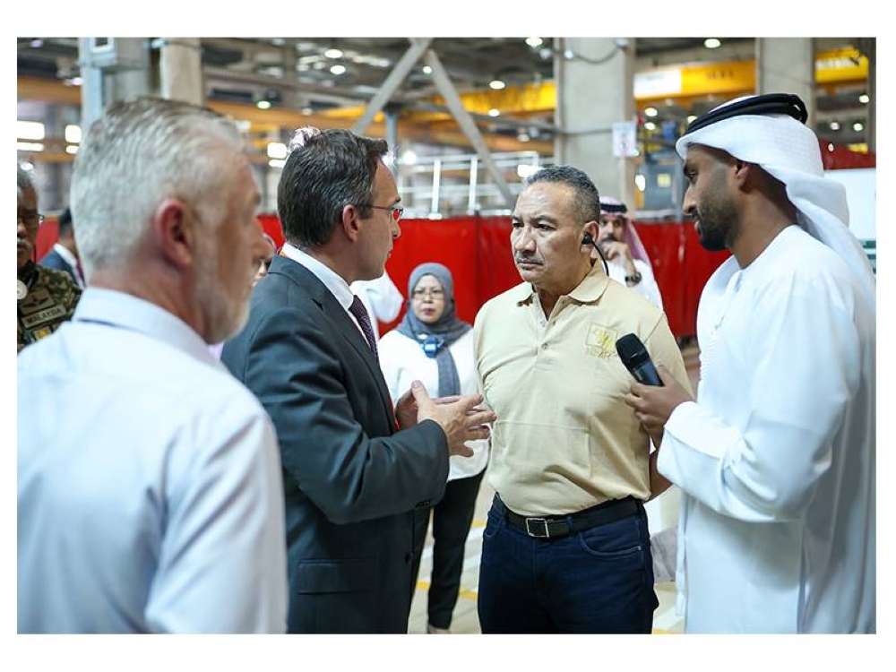 Hishammuddin mendengar taklimat ketika kunjungannya ke NIMR Automotive.