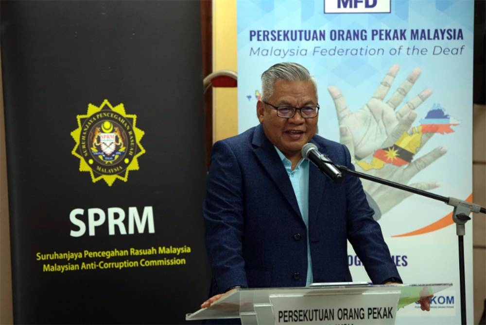 Norazlan menyampaikan ucapan pada majlis Pelancaran Laman OKU Pendengaran dan majlis Menandatangani MoU antara SPRM dan Orang Pekak Malaysia (MFD) hari ini. Foto Bernama